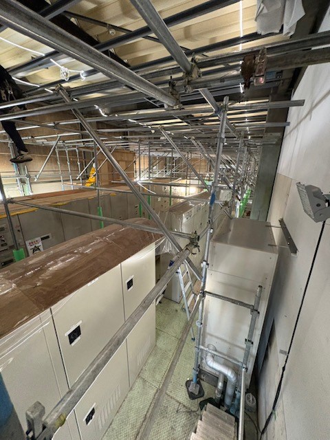 建築某所内部棚足場